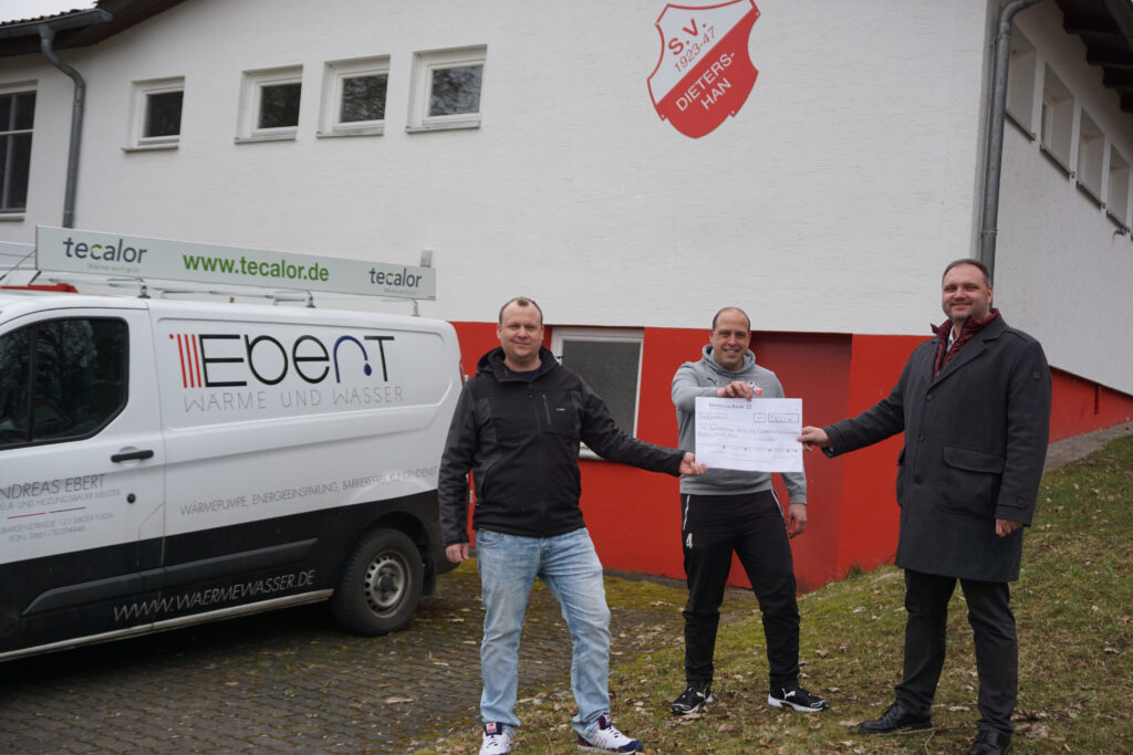 Von links nach rechts: Andreas Ebert (Firma Ebert Wärme u. Wasser), Thomas Hillenbrand (Schriftführer SV-Dietershan), Christian
Gerds (Brötje Handel Hessen KG)